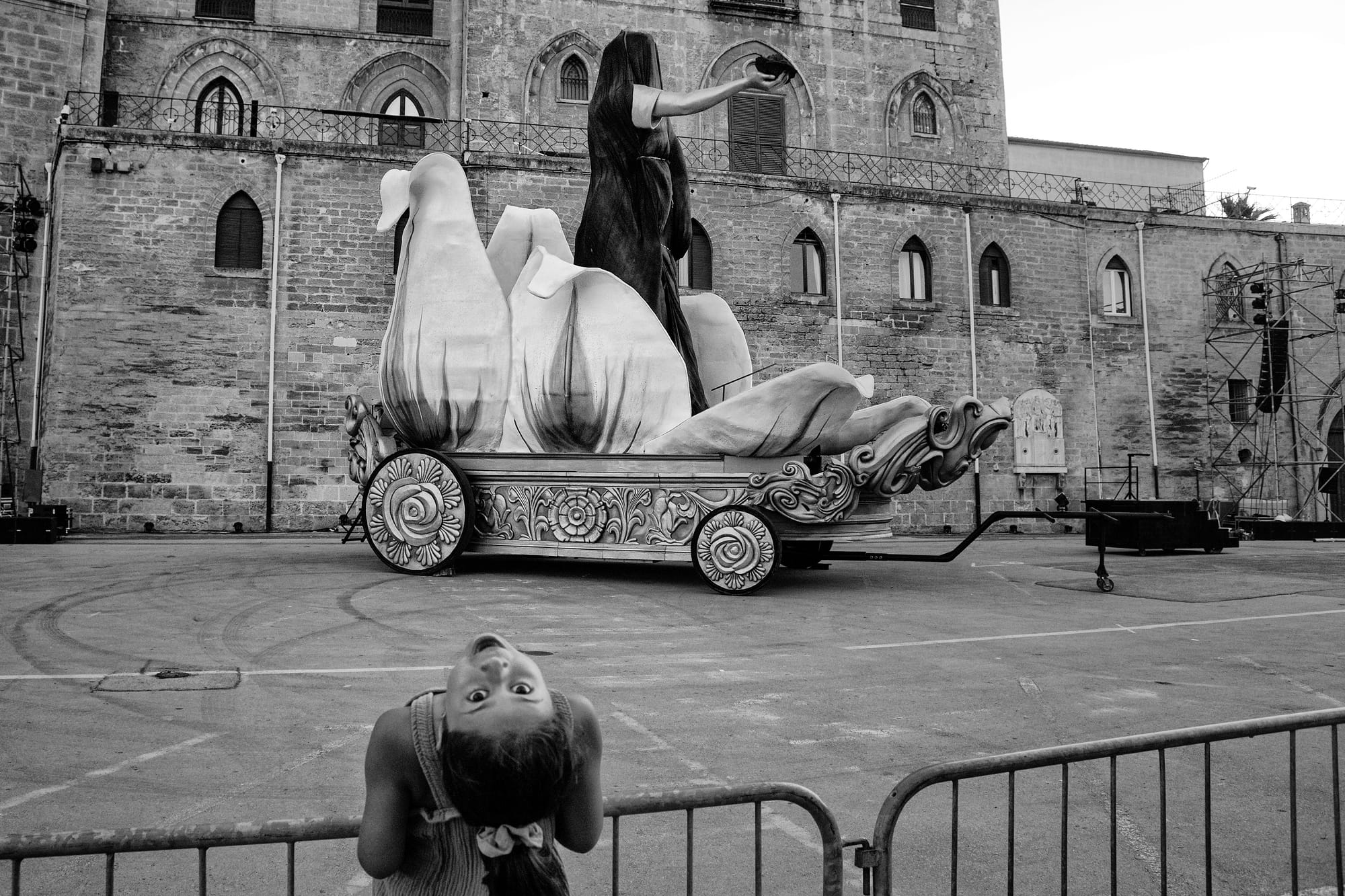 Rosalia oltre la Fede. Il libro di due fotografi siciliani ci svela quello che accade oltre la festa