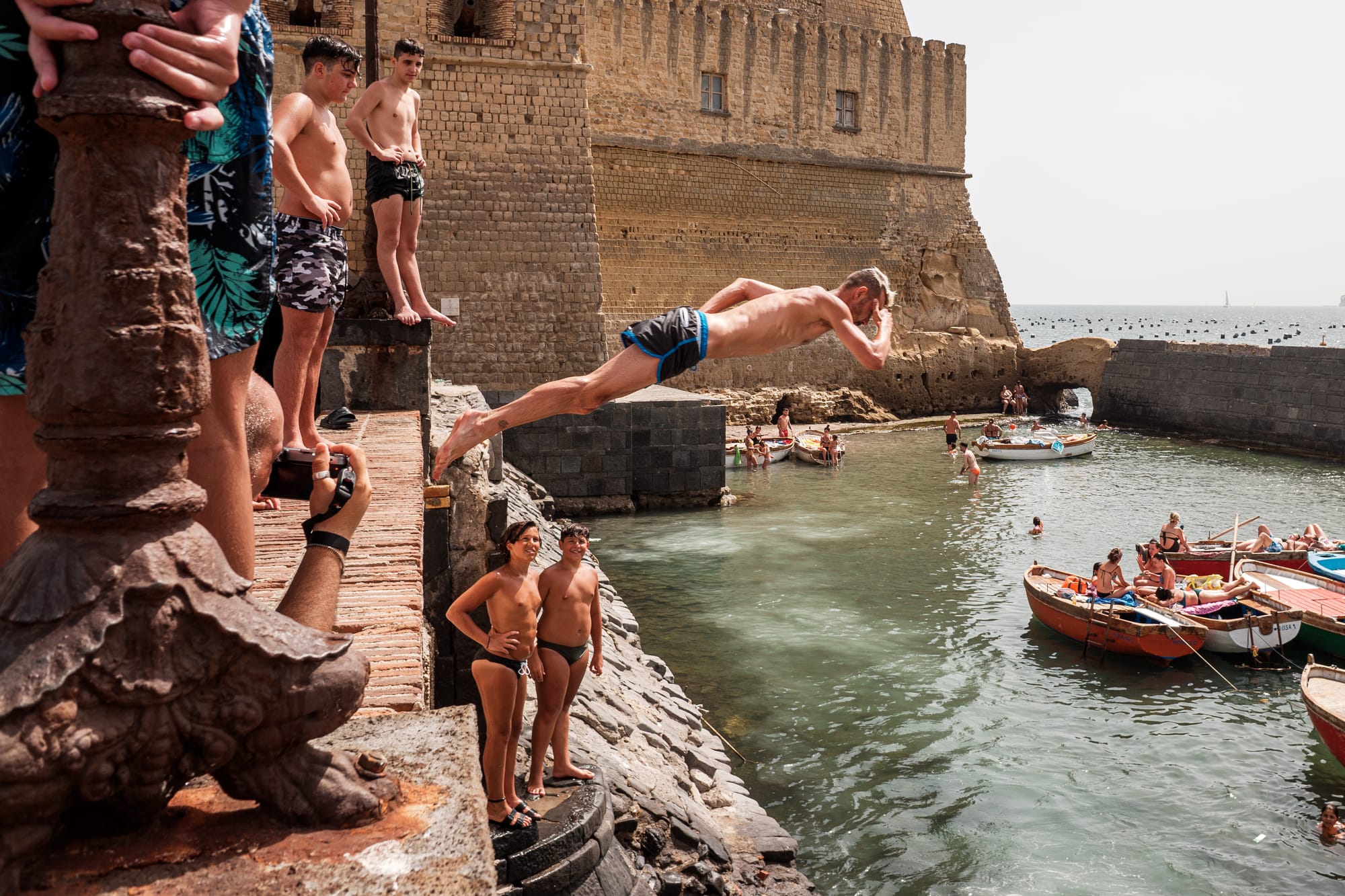 Napoli, in virgole: le fotografie di strada di Priscilla Carotenuto