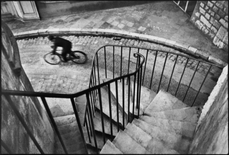 Il dietro le quinte della famosa fotografia di Henri Cartier-Bresson