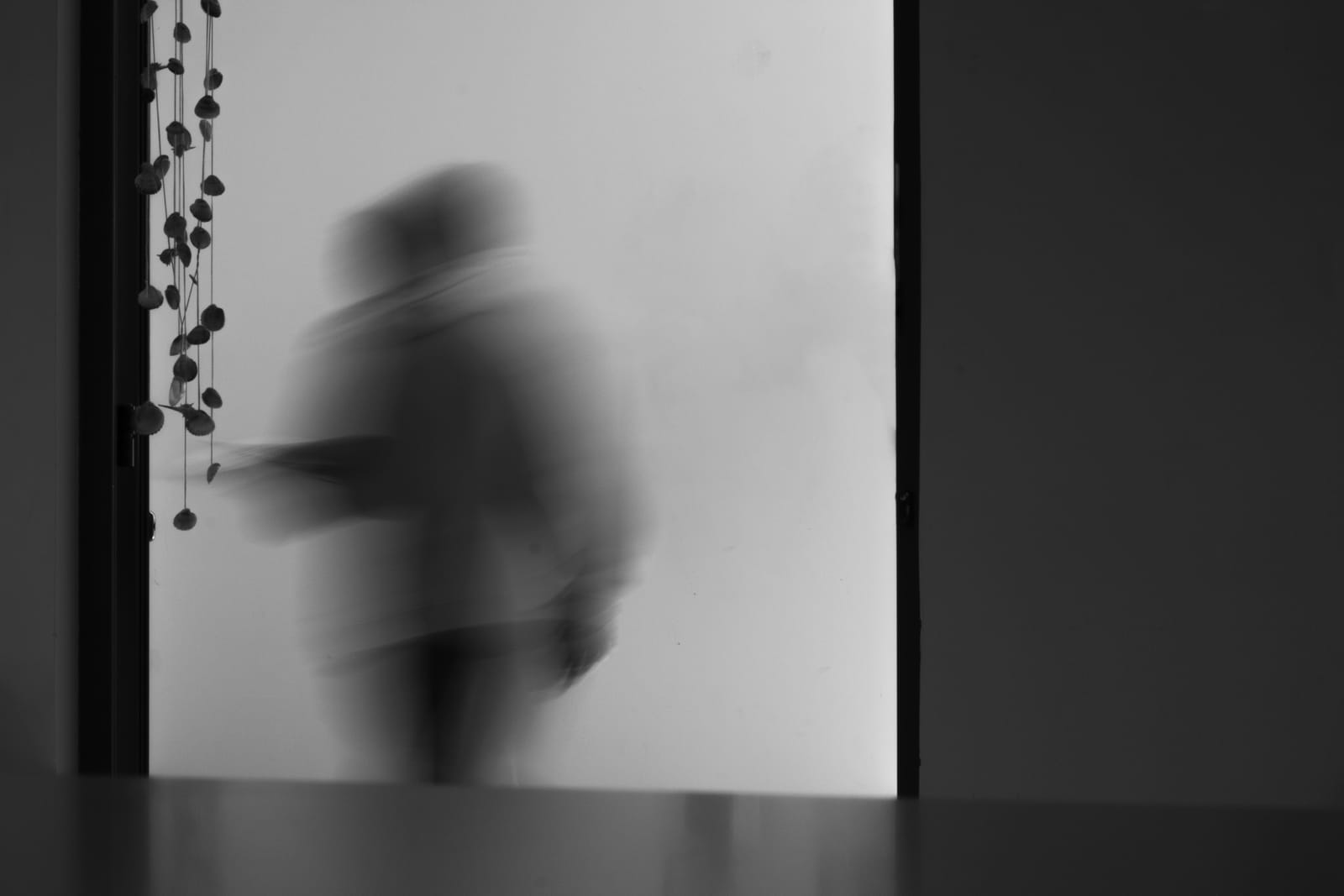 Un Silenzio Sottile: la grammatica degli invisibili negli scatti di Stefano Pazienza