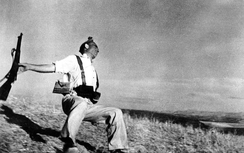 Il dietro le quinte della famosa fotografia di Robert Capa