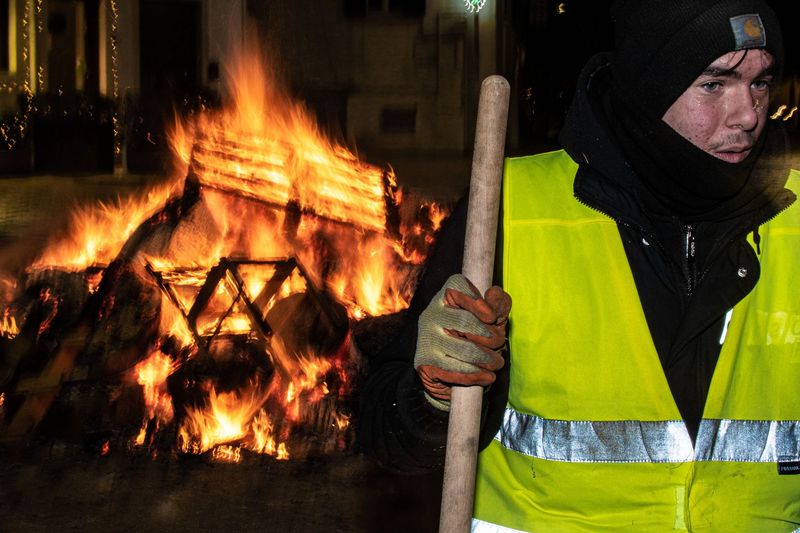 Fuoco cammina con me. La festa di Santa Lucia nelle fotografie di Alessandro Sardella.